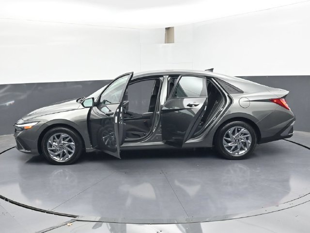Used 2026 Hyundai Elantra Hybrid FWD image 48