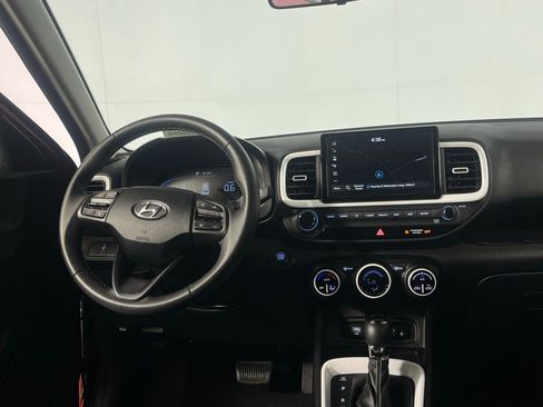 Used 2025 Hyundai Venue Limited image 13