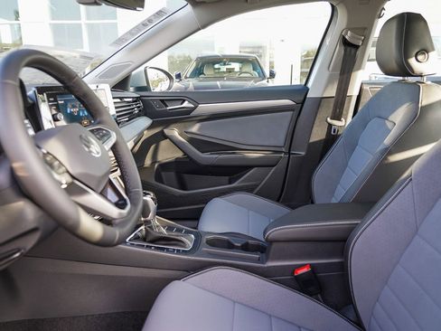 Used 2025 Volkswagen Jetta SE FWD image 20