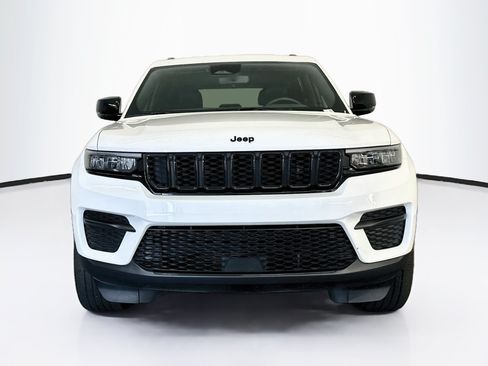 Used 2024 Jeep Grand Cherokee Altitude AWD/4WD image 2