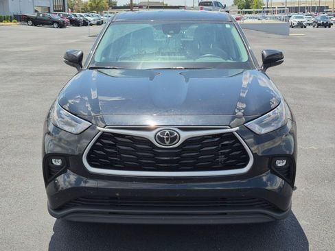Used 2025 Toyota Highlander LE FWD image 2