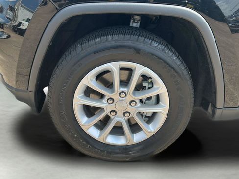 Used 2022 Jeep Grand Cherokee Laredo E w/ Security & Convenience Group AWD/4WD image 24