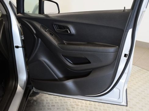 Used 2020 Chevrolet Trax LT FWD image 32