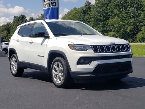 Used 2024 Jeep Compass Latitude AWD/4WD image 3