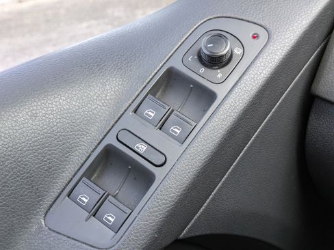 Used 2017 Volkswagen Tiguan S image 16