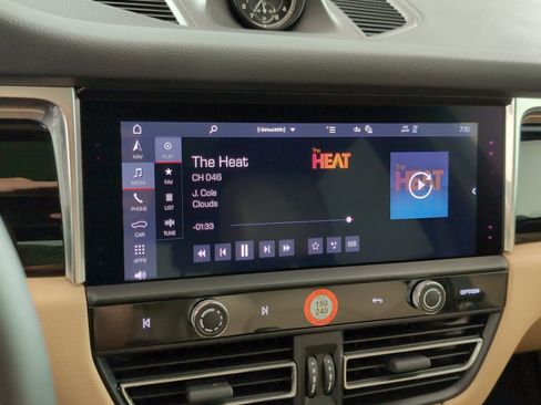 Used 2025 Porsche Macan image 30