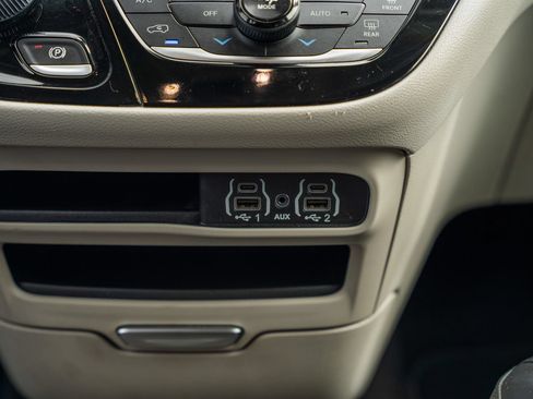 Used 2023 Chrysler Pacifica Touring-L FWD image 38