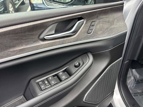 New 2025 Jeep Grand Cherokee Limited w/ Trailer Tow Package image 11