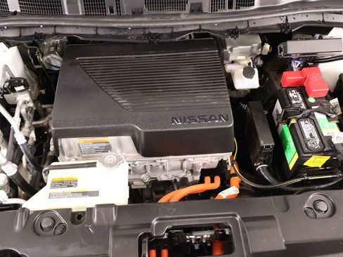 Used 2019 Nissan Leaf SV w/ SV Technology Package FWD image 19