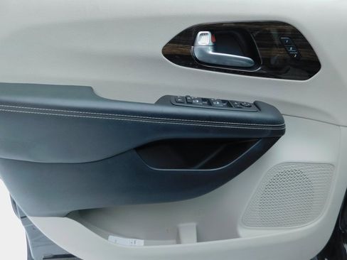 Used 2024 Chrysler Pacifica Limited image 29