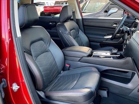 Used 2024 Nissan Pathfinder Platinum w/ Black Appearance Package image 8