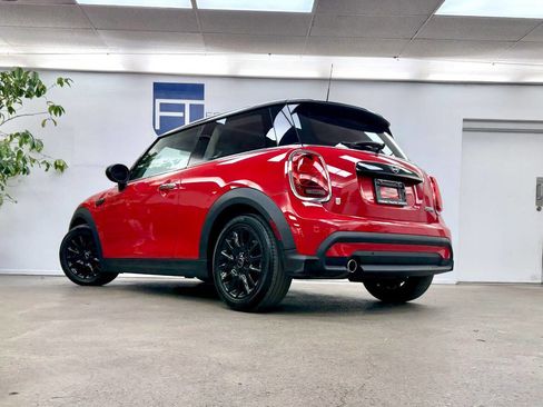Used 2022 MINI Cooper 2-Door Hardtop w/ Premium Package image 34
