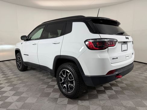 Used 2025 Jeep Compass Trailhawk AWD/4WD image 3