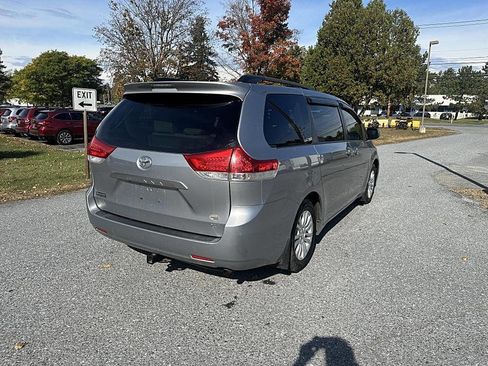 Used 2013 Toyota Sienna XLE image 5
