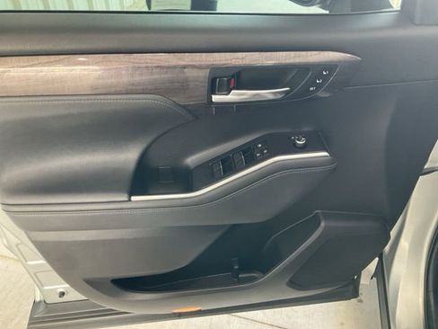 Used 2023 Toyota Highlander Limited image 5