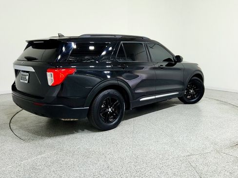 Used 2022 Ford Explorer XLT image 3