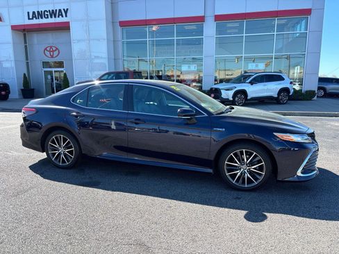 Used 2021 Toyota Camry XLE FWD image 2