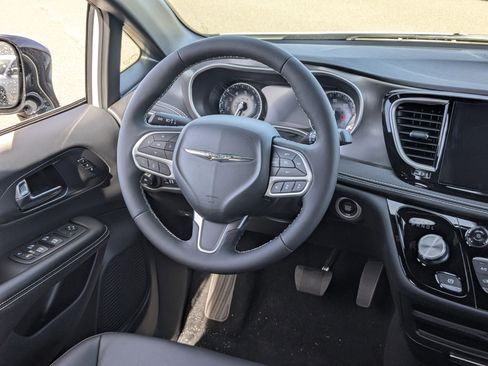New 2026 Chrysler Pacifica Select image 11