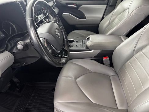 Used 2021 Toyota Highlander XLE AWD/4WD image 13