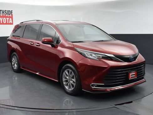 Used 2022 Toyota Sienna XLE FWD image 6