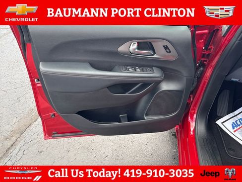 Used 2025 Chrysler Pacifica Select FWD image 11