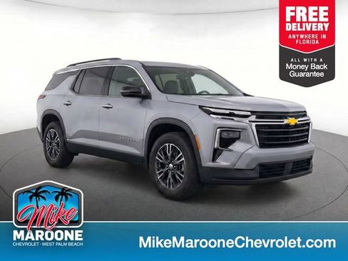 Used 2025 Chevrolet Traverse LT FWD image 1