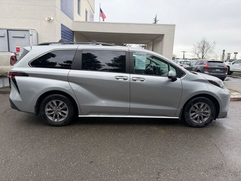 Used 2023 Toyota Sienna LE w/ LE Plus Package image 6