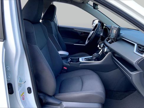 Used 2019 Toyota RAV4 LE FWD image 9