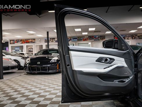 Used 2025 BMW M3 w/ M Carbon Exterior Package RWD image 80