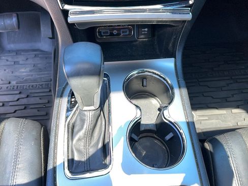 Used 2019 Jeep Grand Cherokee Altitude RWD image 20