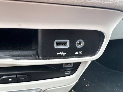 Used 2019 Chrysler Pacifica Limited w/ Tire & Wheel Group FWD image 10