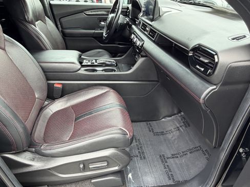 Used 2025 Honda Pilot Black Edition image 10