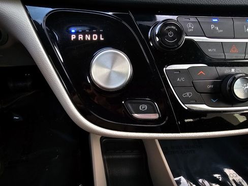 Used 2023 Chrysler Pacifica Touring-L image 15