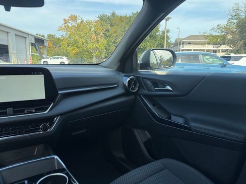 Used 2025 Chevrolet Equinox LT image 34