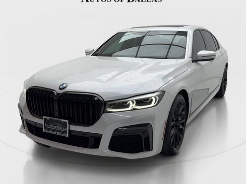 Used 2022 BMW 740i w/ Luxury Rear Seating Package RWD image 4