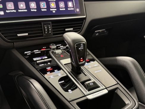 Certified 2023 Porsche Cayenne Platinum Edition image 39