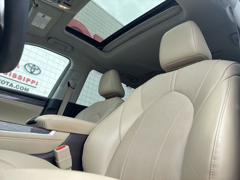 Used 2022 Toyota Highlander Limited FWD image 11