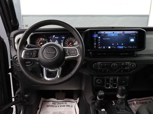 Used 2025 Jeep Wrangler Unlimited Sahara AWD/4WD image 33
