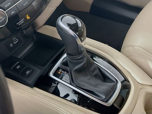 Used 2018 Nissan Rogue SL w/ Premium Package image 24