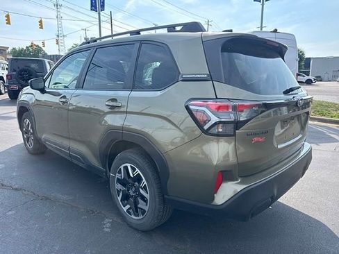 Used 2025 Subaru Forester Premium AWD/4WD image 3
