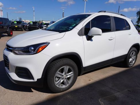 Used 2022 Chevrolet Trax LT w/ LT Convenience Package image 3