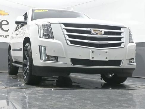 Used 2017 Cadillac Escalade Premium Luxury image 3