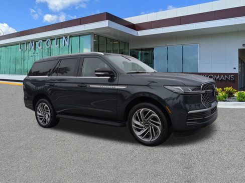 New 2026 Lincoln Navigator Premiere AWD/4WD image 2