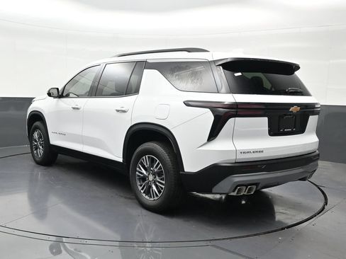Used 2026 Chevrolet Traverse LT FWD image 3