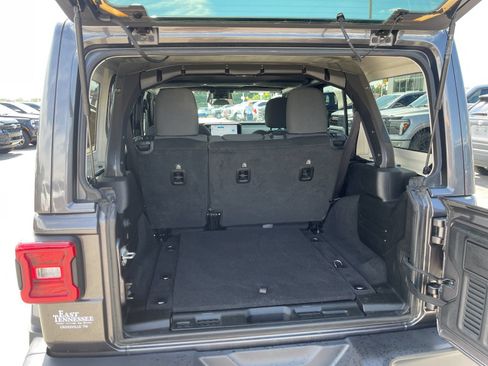 Used 2025 Jeep Wrangler Unlimited Sahara AWD/4WD image 17