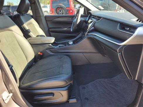 Used 2025 Jeep Grand Cherokee Altitude image 13