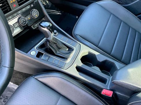 Used 2024 Volkswagen Jetta SE w/ Panoramic Sunroof Package image 17