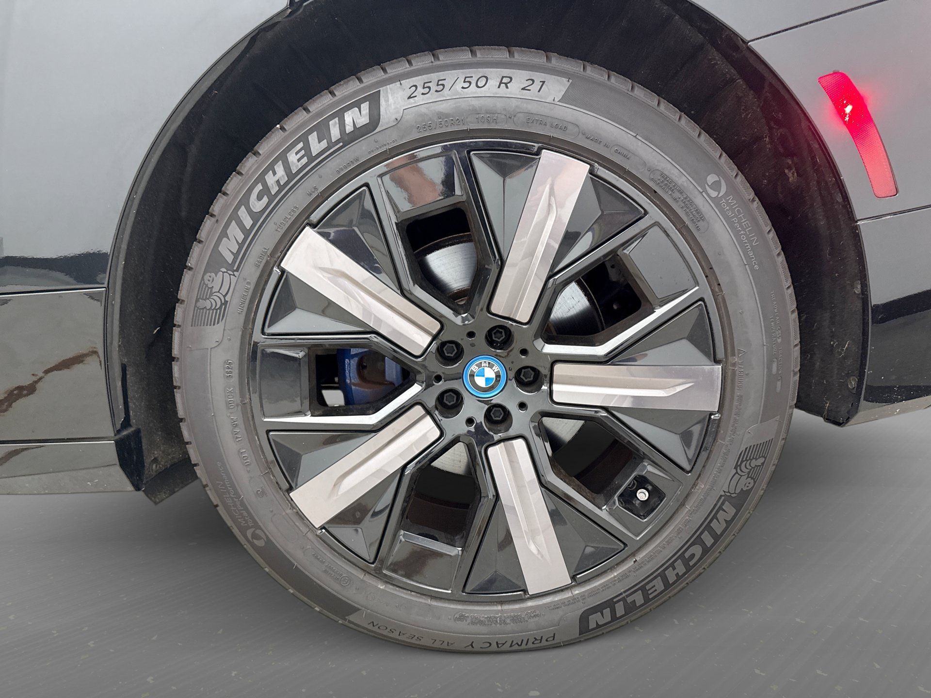 Used 2025 BMW iX xDrive50 w/ Premium Package AWD/4WD image 29