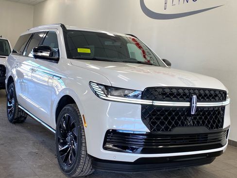 New 2026 Lincoln Navigator Reserve w/ Jet Appearance Package image 2