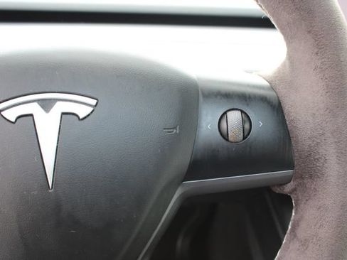 Used 2022 Tesla Model Y Long Range AWD/4WD image 17